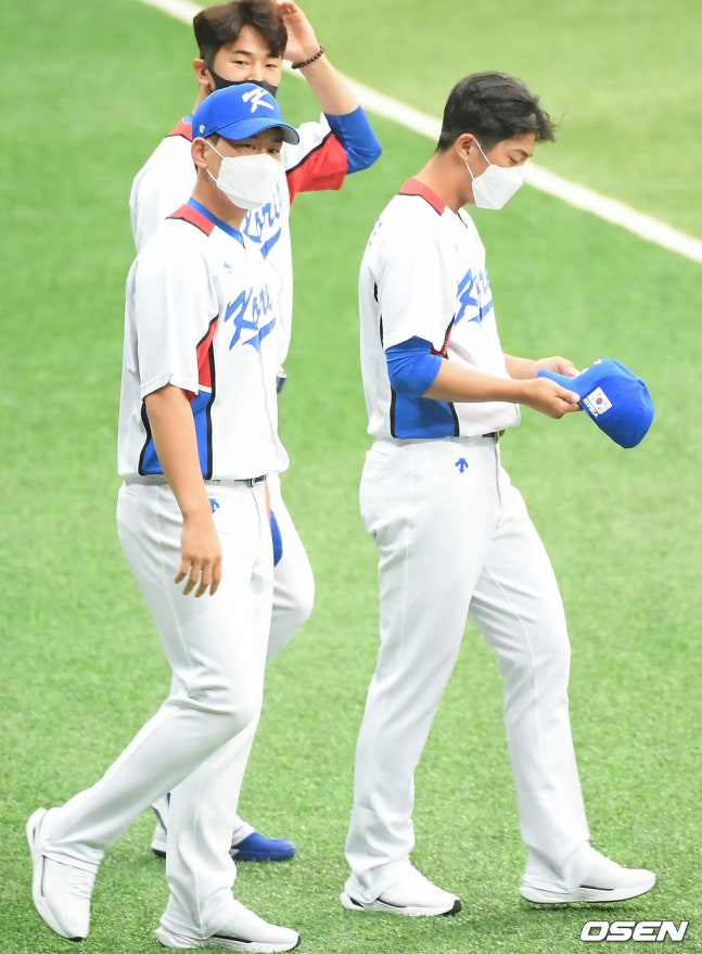 Kim Jin-wook (trái) và Lee Eui-ri trong buổi tập luyện chuẩn bị cho Thế vận hội Tokyo 2020.