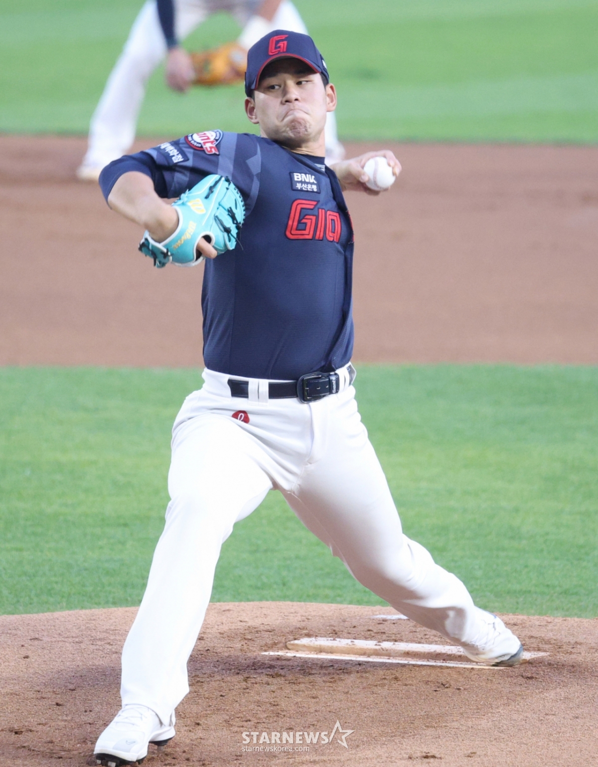 Trận đấu giữa LG Twins và Lotte Giants tại giải đấu Shinhan SOL KBO League 2026 đã được tổ chức tại sân bóng chày Jamsil, Seoul vào ngày 15. Kim Jin-wook, người bắt đầu Lotte, đang ném bóng ngược lại. /Ảnh = Người chờ đợi Kim Jin Kyung