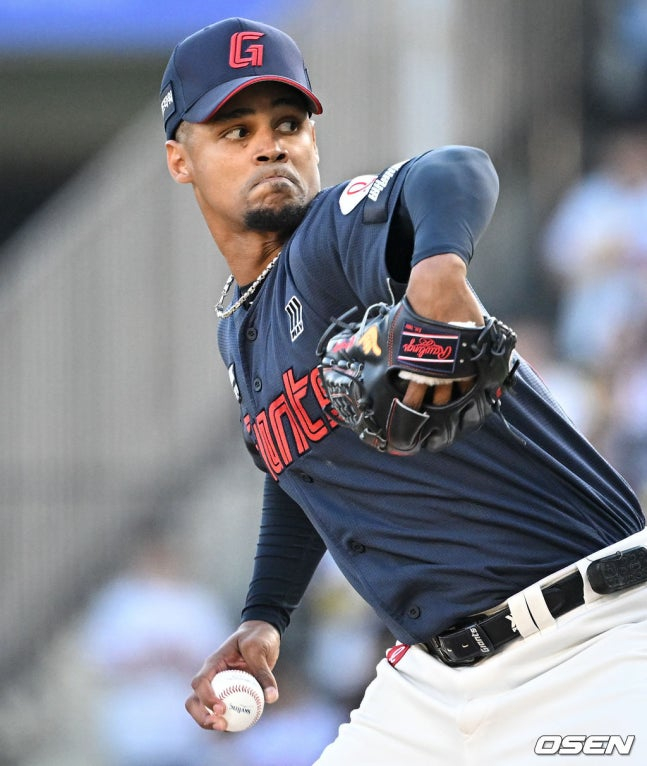 Lotte's Rodriguez is shown pitching during the Jamsil LG game on the 12th.