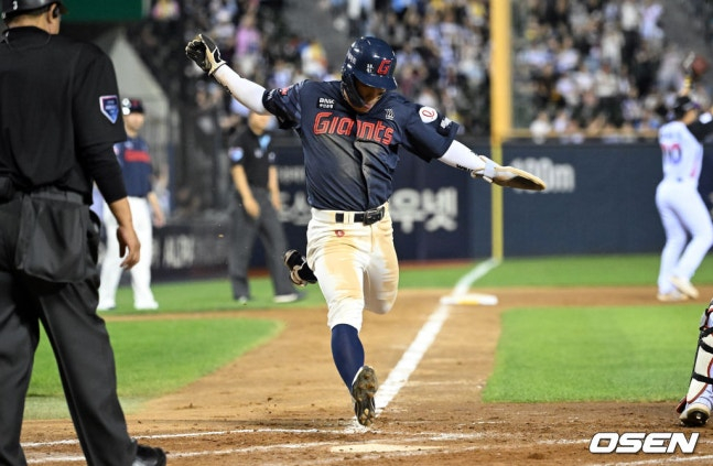 Lotte's Hwang Seong-bin scores on Victor Reyes' 1-RBI double to left field in the bottom of the 8th inning with two outs and a runner on first base during the Jamsil LG game on the 12th.