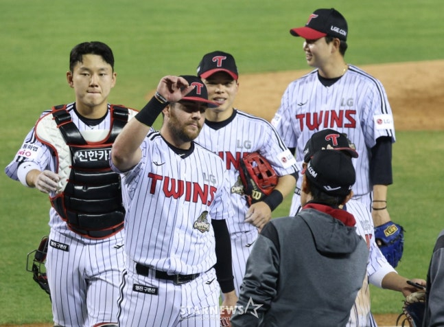 The 2026 Shinhan SOL KBO League LG Twins vs. Lotte Giants game was held on the 14th at Seoul Jamsil Baseball Stadium. LG players are sharing joy with Coach Yeom Kyung-yeop after defeating Lotte 2-1, securing their eighth consecutive victory and reaching 10 wins. /Photo=Chief correspondent Kim Jin-kyung