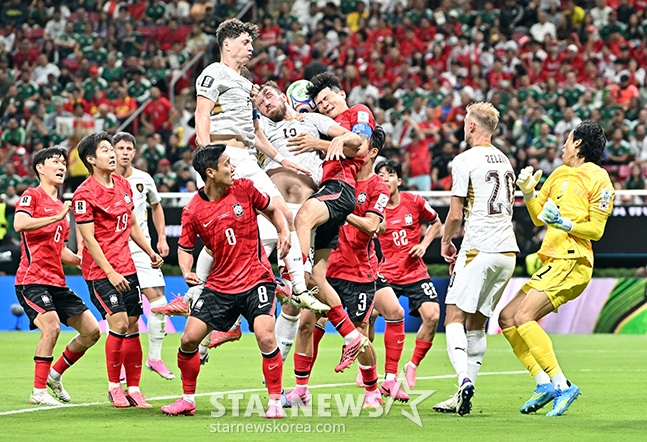 Trận đấu giữa Hàn Quốc và Cộng hòa Séc trong vòng loại A của World Cup Bắc Trung Mỹ 2026 đã được tổ chức tại Estadio Acron ở Guadalajara, Mexico vào ngày 12 (giờ Hàn Quốc). Kim Min-jae (giữa) tranh giành bóng trên không với Patrick Schick. /Ảnh = Người chờ đợi Kim Jin Kyung.