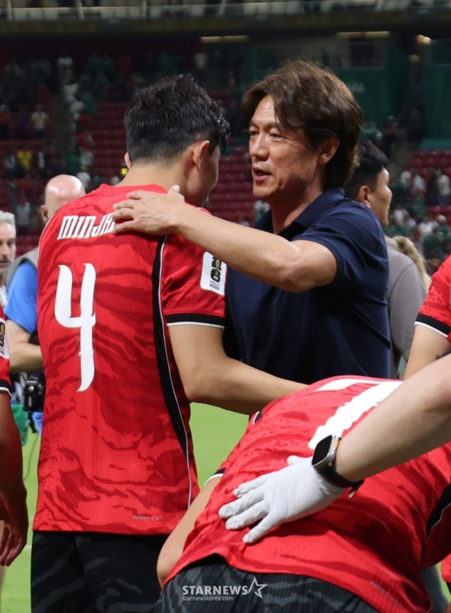 Trận đấu giữa Hàn Quốc và Cộng hòa Séc trong vòng loại A của World Cup Bắc Trung Mỹ 2026 đã được tổ chức tại Estadio Acron ở Guadalajara, Mexico vào ngày 12 (giờ Hàn Quốc). Huấn luyện viên Hong Myung Bo đang khuyến khích các cầu thủ bao gồm cả Kim Min Jae sau chiến thắng 2-1 . /Ảnh = Người chờ đợi Kim Jin Kyung.