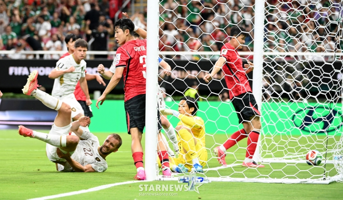 2026年北中米W杯A組予選の大韓民国対チェコ戦が12日(韓国時間)、メキシコ·グアダラハラのエスタディオ·アクロンで行われた。 チェコ·ソウチェックのヘザーシュートがネットを割ったが、オフサイド判定で水の泡となった。 /写真=キム·ジンギョン待機者