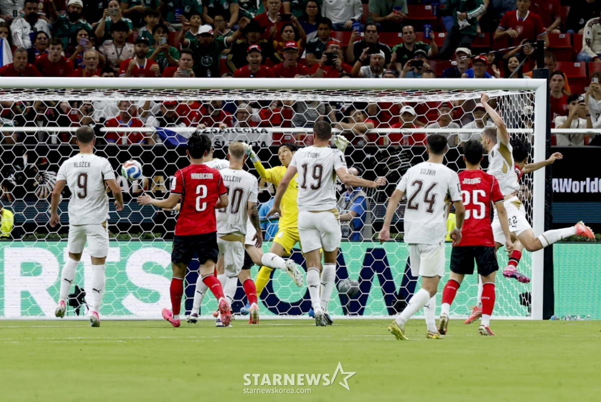 2026年北中米W杯A組予選の大韓民国対チェコ戦が12日(韓国時間)、メキシコ·グアダラハラのエスタディオ·アクロンで行われた。 金昇圭(キム·スンギュ)が同点ゴールを許したが、オフサイド判定で霧散している。 /写真=キム·ジンギョン待機者
