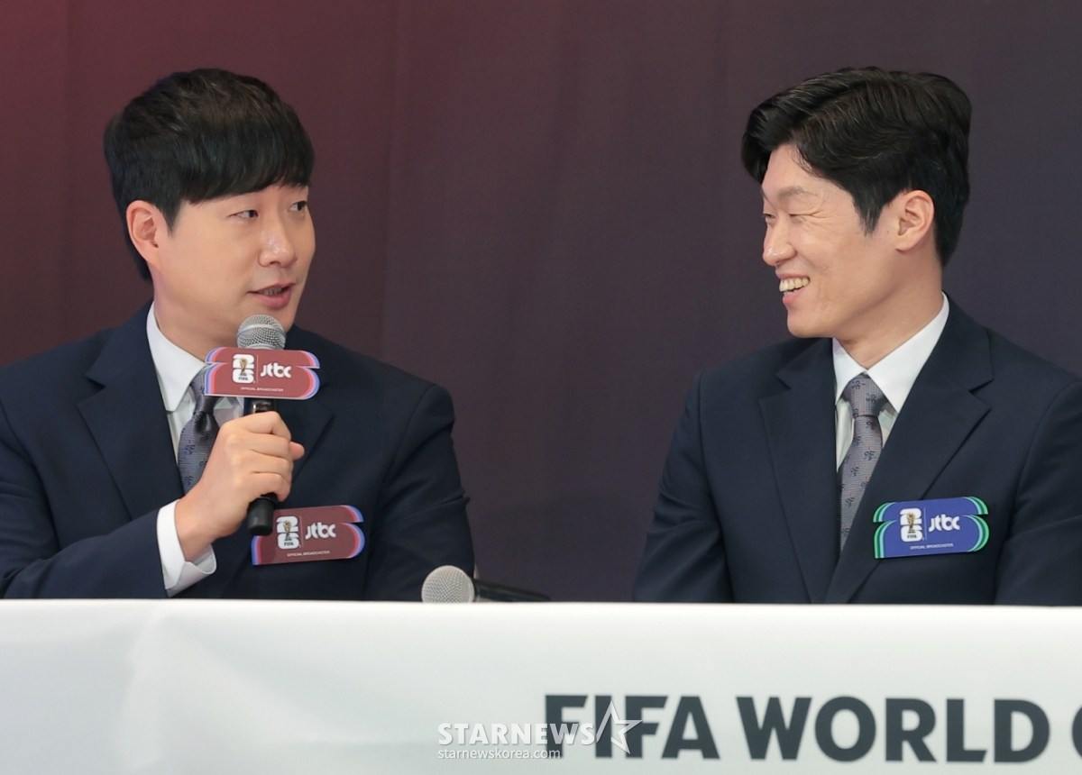 (Seoul=NEWS1) Reporter Kwon Hyun-jin = Cast member Bae Sung-jae and commentator Park Ji-sung (right) are smiling at a JTBC '2026 FIFA North, Central America and Caribbean World Cup' press conference held at the Ambassador Fullman Hotel in Jung-gu, Seoul, on the 21st. 2026.5.21/NEWS1 Copyright © NEWS1. All rights reserved. Unauthorized reproduction, redistribution, and AI training are prohibited. /Photo=NEWS1) Reporter Kwon Hyun-jin