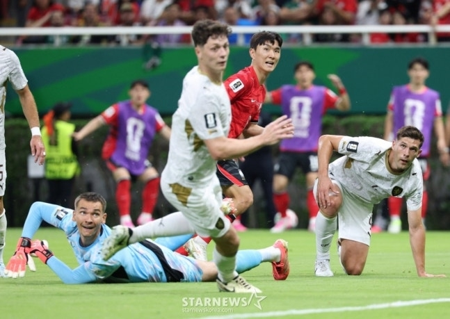 El partido de clasificación para la Copa Mundial de 2026 en Norteamérica y el Caribe, Grupo A, entre Corea del Sur y Chequia, se disputó el día 12 (hora de Corea) en el Estadio Akron de Guadalajara, México. Hwang In-beom anota el gol igualador superando al portero checo /Foto=corresponsal jefe Kim Jin-kyung.