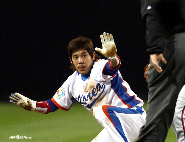 Imagen de Lee Yong-gyu logrando un robo de segunda base en el Clásico Mundial de Béisbol de 2009. /foto=NEWS1