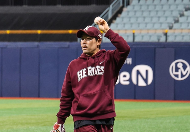 Imagen de Lee Yong-gyu entrenando en el Gochok Dome en abril pasado. /Foto=Kiwoom Heroes