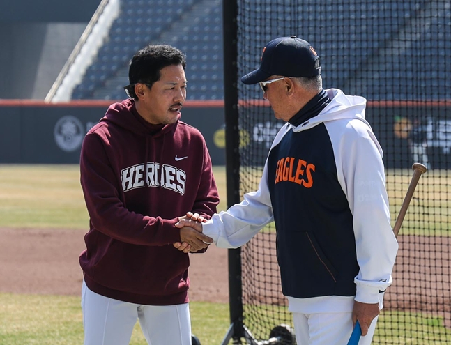 Imagen de Lee Yong-gyu (izquierda) saludando al entrenador Kim Kyung-moon de Hanwha en marzo pasado. /Foto=Kiwoom Heroes
