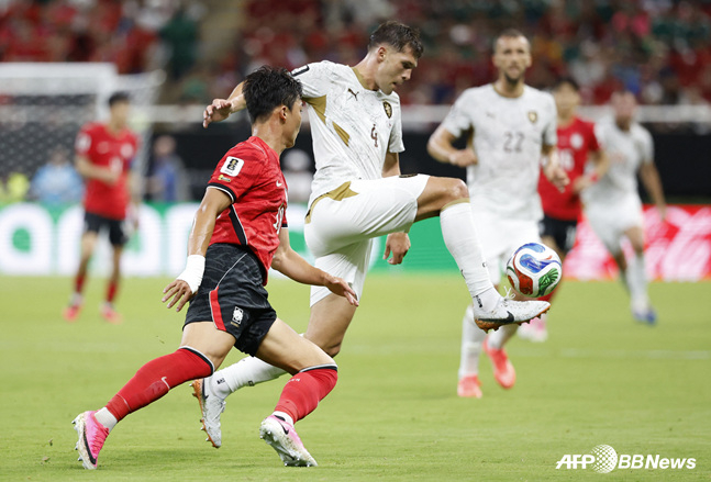 試合に集中するオ·ヒョンギュ(左)。 /AFPBBNews=ニュース1