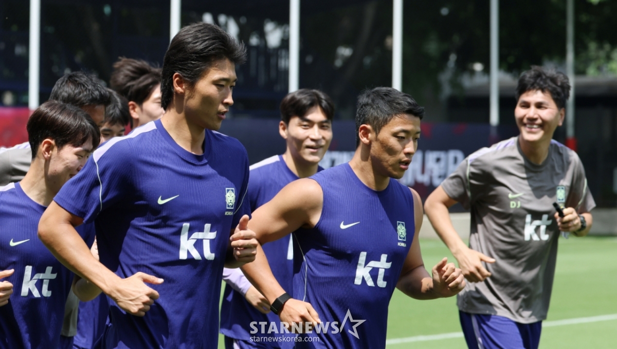 2026年北中米ワールドカップ(W杯)に出場した大韓民国サッカー代表チームが12日、メキシコ·グアダラハラのチバス·ベルデ·バジェで回復訓練を行った。 ファン·ヒチャンをはじめとする選手たちがランニングトレーニングをしている。 /写真=キム·ジンギョン待機者