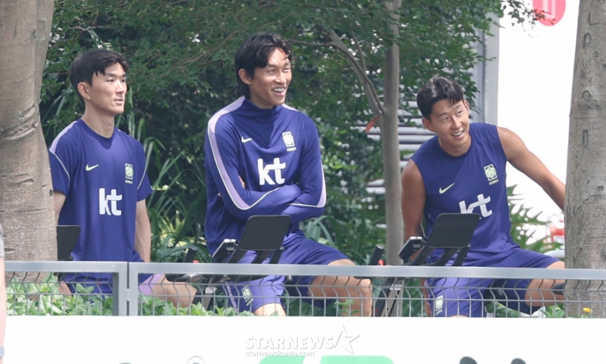 2026年北中米ワールドカップ(W杯)に出場した大韓民国サッカー代表チームが12日、メキシコ·グアダラハラのチバス·ベルデ·バジェで回復訓練を行った。 黄仁範(ファン·インボム、左から)、金昇圭(キム·スンギュ)、孫興民(ソン·フンミン)がサイクルで回復トレーニングをしている。 /写真=キム·ジンギョン待機者