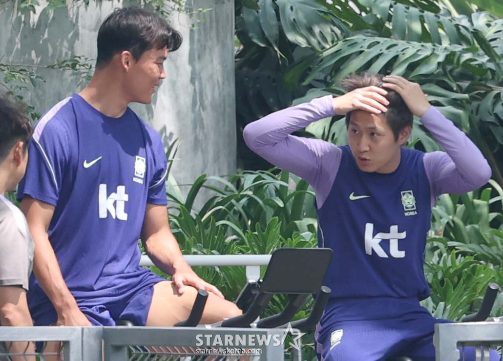 The South Korean national football team participating in the 2026 North, Central America and Caribbean World Cup conducted recovery training on the 12th at Chivas Verde Valle in Guadalajara, Mexico. Oh Hyun-kyu and Lee Kang-in are seen conversing while undergoing recovery training. /Photo=Chief Correspondent Kim Jin-kyung