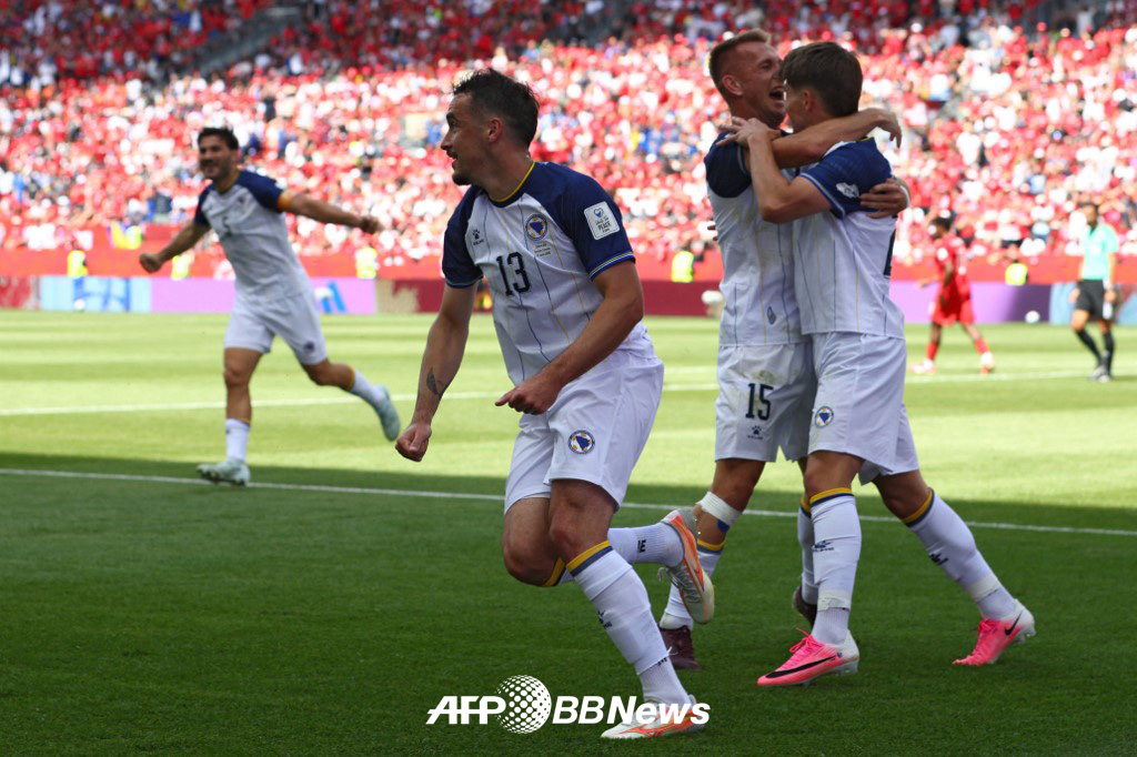 2026FIFA北美世界杯小组赛B组首轮加拿大对阵波黑的比赛,波黑球员在率先破门后庆祝。 =法新社BBNews=新闻1。