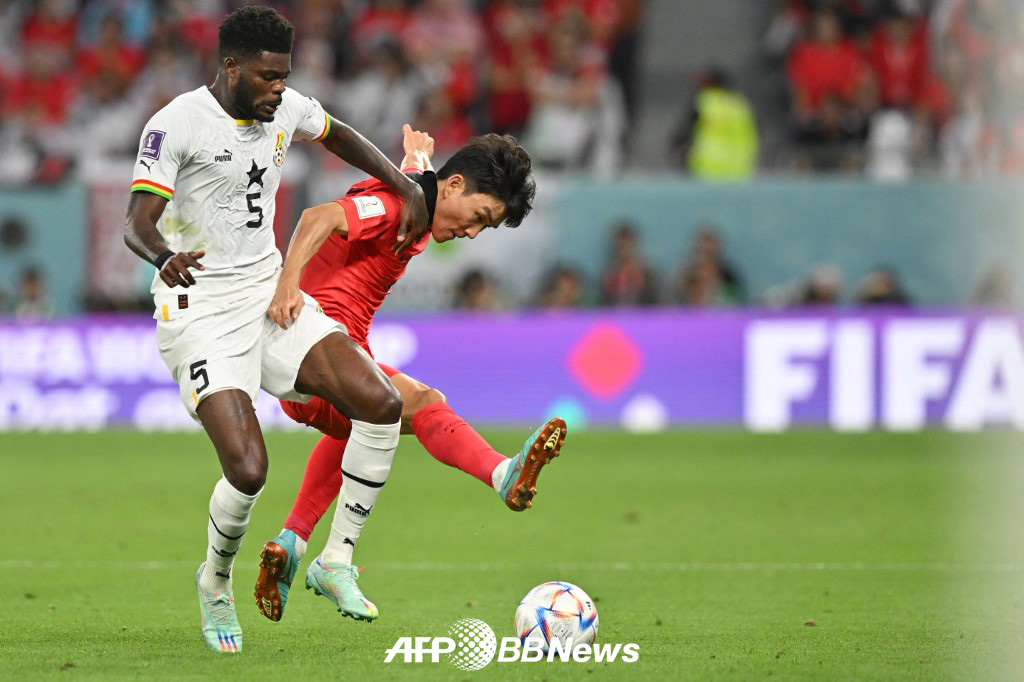 Thomas Partey (left) who played against South Korea during the 2022 FIFA World Cup in Qatar. /AFPBBNews=NEWS1