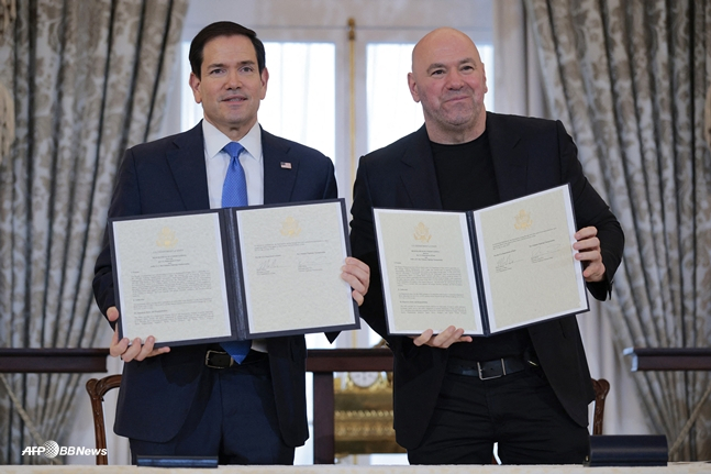 マコ·ルビオ国務長官(左)とダナ·ホワイトUFCCEO。 /AFPBBNews=ニュース1