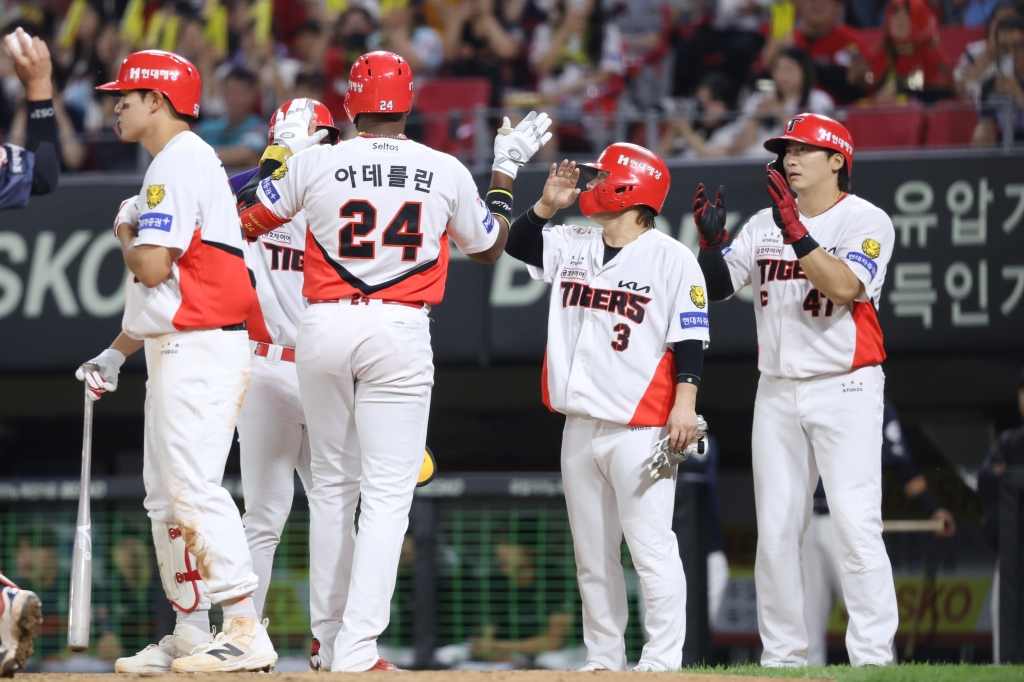 Kia Tigers Aderlin (thứ hai từ trái sang) và các cầu thủ. /Ảnh = Cung cấp Kia Tigers