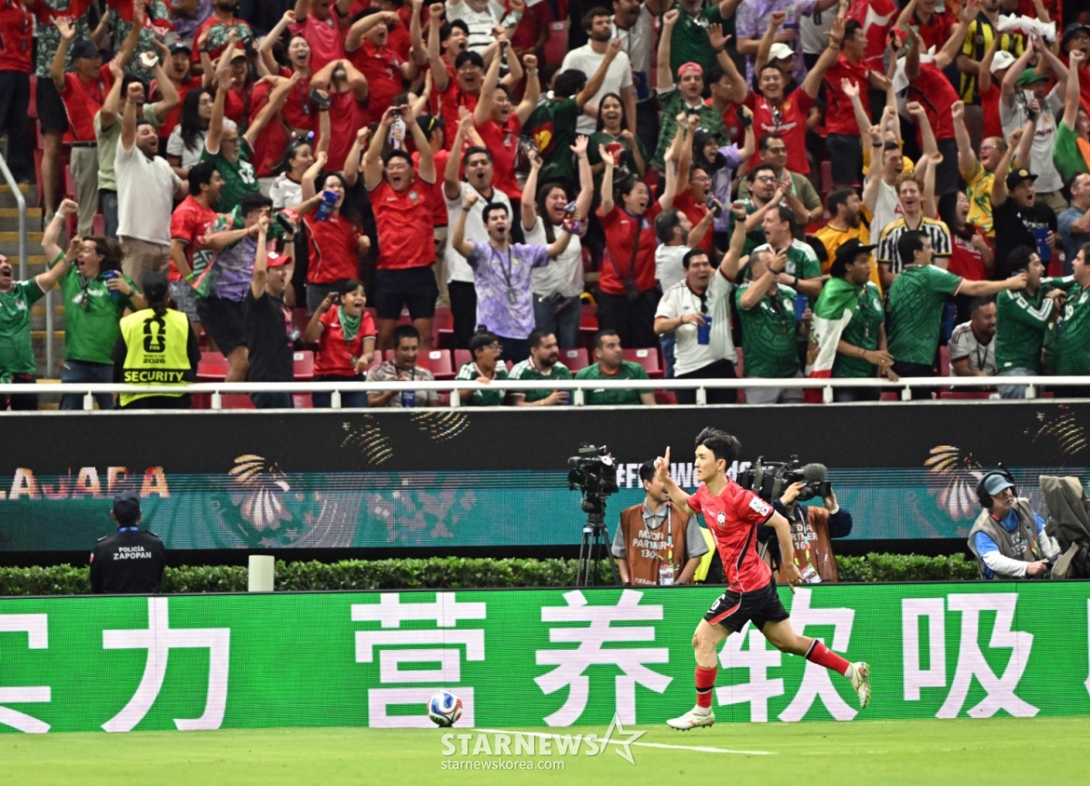 The 2026 CONCACAF World Cup A Group qualifier between South Korea and Czech Republic was held on the 12th (Korea time) at Estadio Akron in Guadalajara, Mexico. Hwang In-beom is performing a celebration after scoring the equalizing goal. /Photo=Chief correspondent Kim Jin-kyung