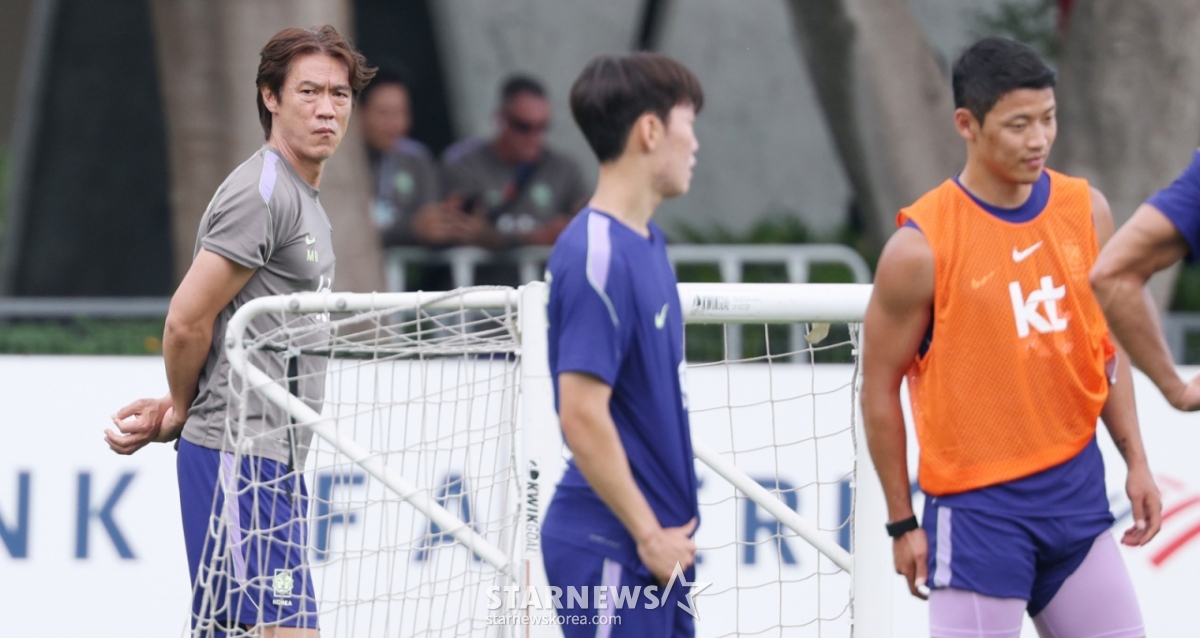 The South Korean national football team participating in the 2026 North American World Cup conducted recovery training at Chivas Verde Valley in Guadalajara, Mexico, on the 12th. Head coach Hong Myung-bo watched the players' training while lost in thought. /Photo=Chief correspondent Kim Jin-kyung