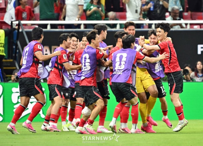 Trận đấu giữa Hàn Quốc và Cộng hòa Séc trong vòng loại A của World Cup Bắc Trung Mỹ 2026 đã được tổ chức tại Estadio Acron ở Guadalajara, Mexico vào ngày 12 (giờ Hàn Quốc). Hwang In-bum (phải), người ghi bàn gỡ hòa, vui mừng cùng các đồng đội sau trận đấu hôm nay. /Ảnh = Người chờ đợi Kim Jin Kyung