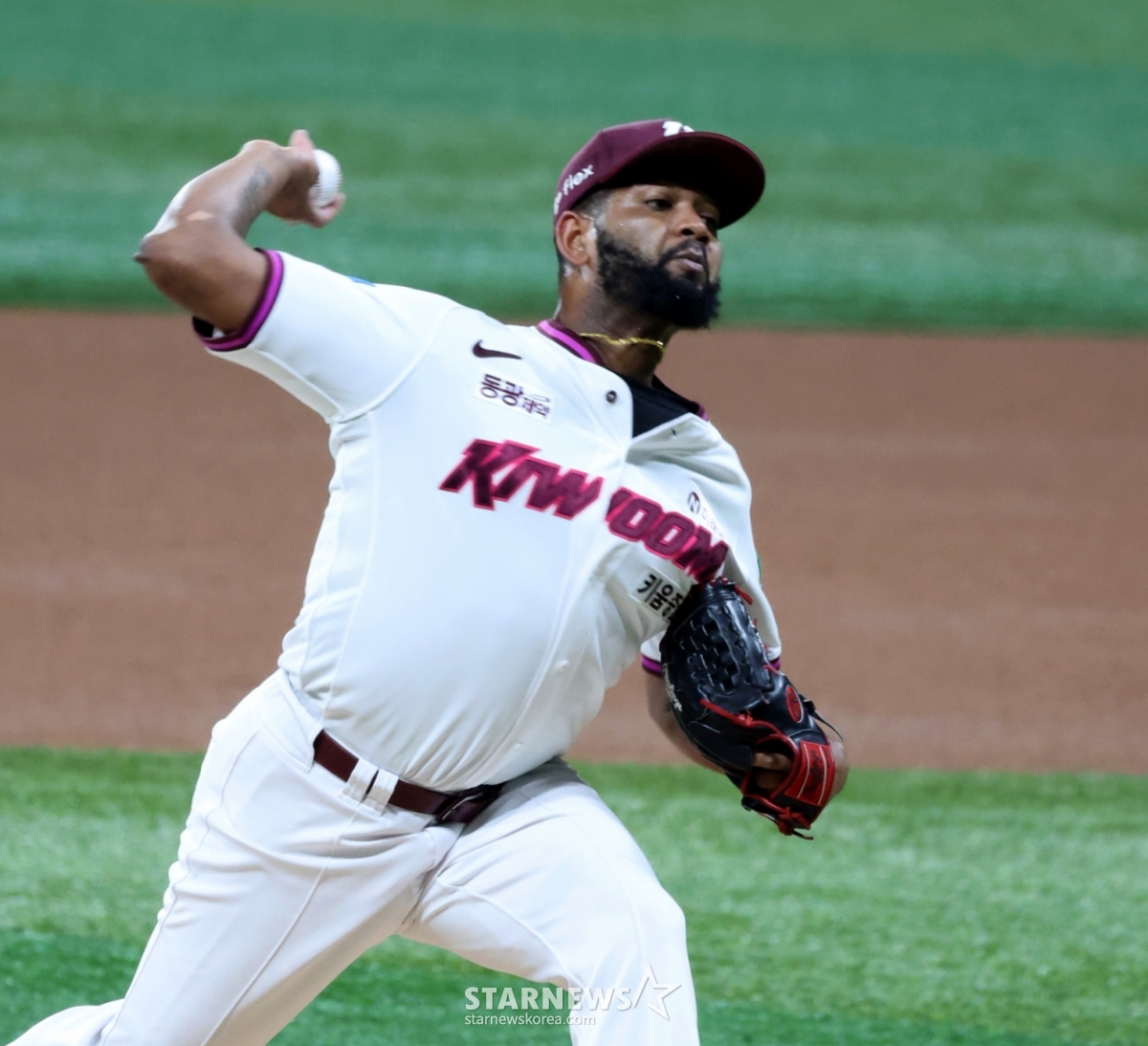 El lanzador diestro de Kiwoom, Alcantara, se enfrenta como abridor en el partido entre 2026 Liga KBO Kiwoom Heroes y Kia Tigers que se juega el 27 en el Gochok Sky Dome. Kiwoom, que ha caído en una racha de 3 derrotas, necesita con urgencia una gran actuación de Alcantara. 2026.05.26. /Foto=Kang Young-jo cameratalks@