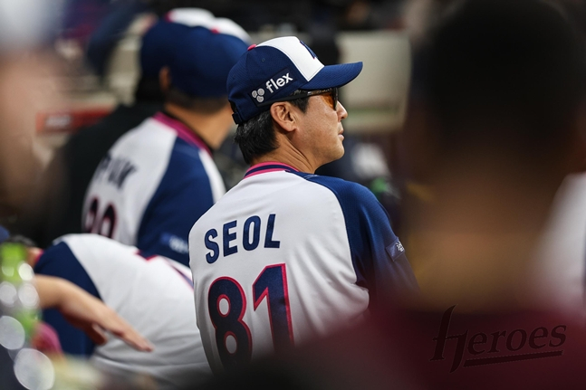 Manager Seol Jong-jin watching the game on the 13th. /Photo=Kiwoom Heroes