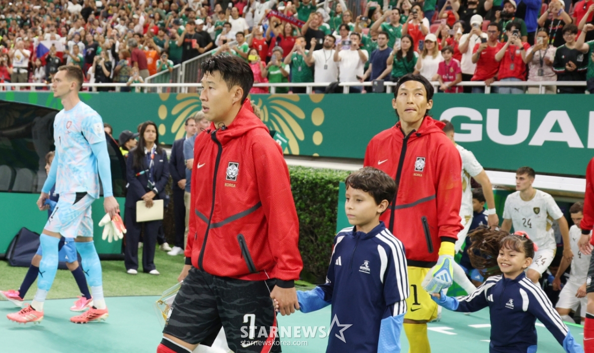 12日(韩国时间),在墨西哥瓜达拉哈拉埃斯科体育场举行了2026北中美世界杯A组预选赛大韩民国队与捷克队的比赛。 图为孙兴慜等球员正在入场。 =照片=金镇京。