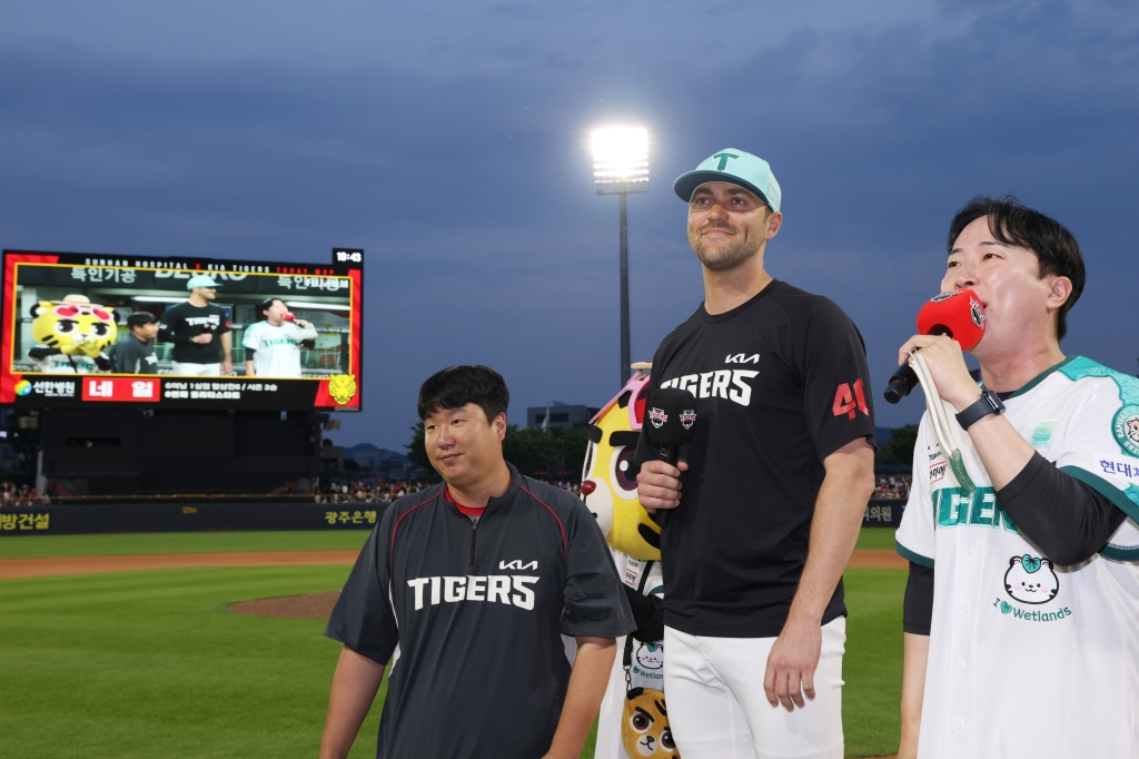 KIAタイガースの外国人投手ジェームズ·ネイル(中央)。 /写真=KIAタイガース提供