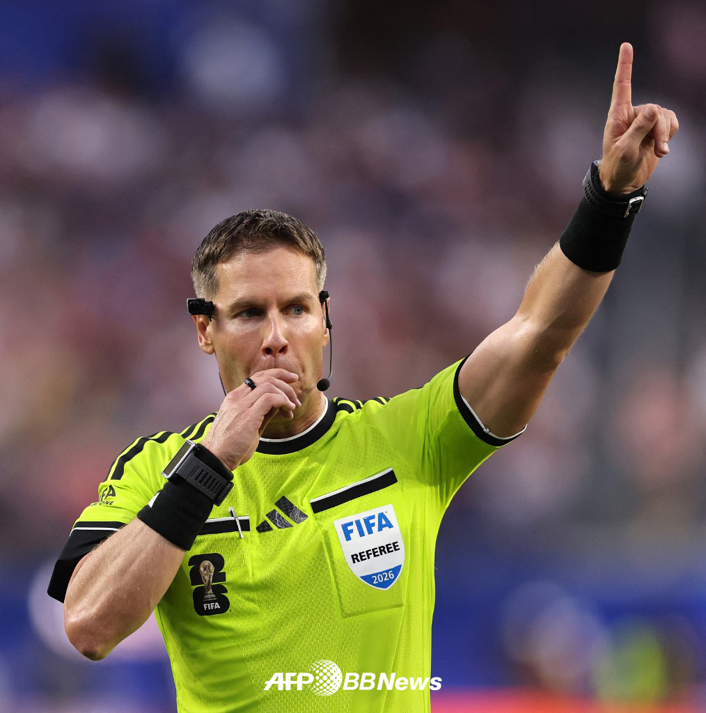 2026 FIFA北中米ワールドカップ(W杯)米国とパラグアイ戦を行ったオランダ国籍のダニー·マカリー審判。 /AFPBBNews=ニュース1
