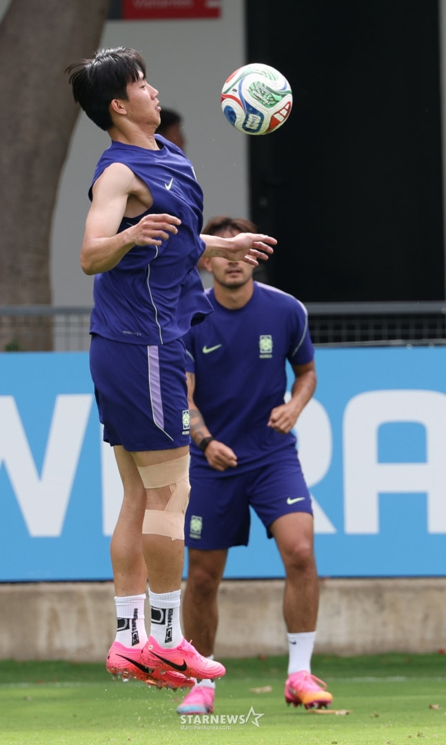 サッカーの大韓民国代表チームが20·26北中米ワールドカップ(W杯)を5日後に控え、6日、メキシコ·グアダラハラのチバス·ベルデバイェで初練習を行った。 イ·ハンボムがミニゲーム訓練をしている。 /写真=キム·ジンギョン待機者