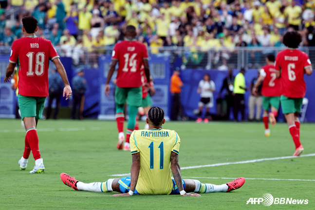 Disappointed Brazilian striker Haphnia (center). /AFPBBNews=NEWS1