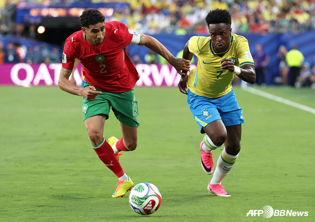 Brazil's Vinicius Junior (right) attempting a breakthrough. /AFPBBNews=NEWS1