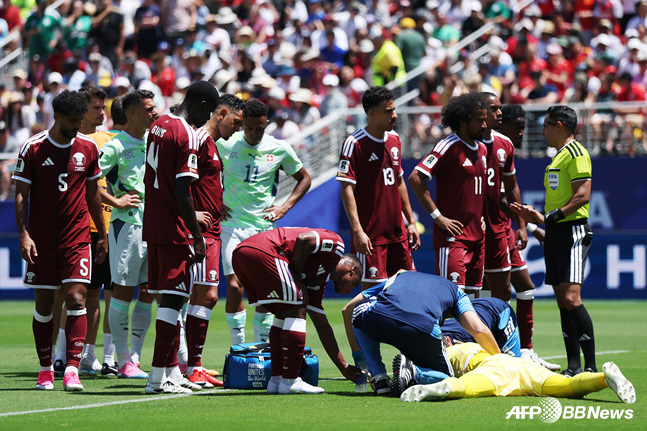 Qatar committed a penalty kick foul in the controversial scene. /AFPBBNews=NEWS1