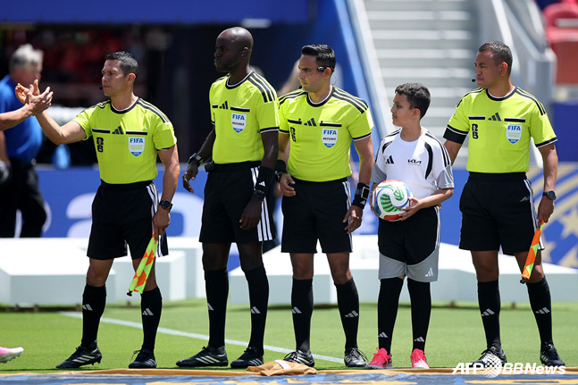 Referees for the Qatar-Switzerland match. /AFPBBNews=NEWS1