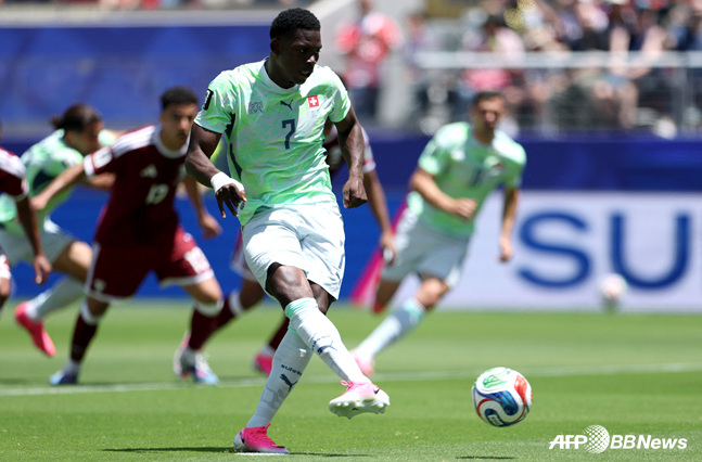 Swiss striker Breel Embolo scoring the penalty kick. /AFPBBNews=NEWS1