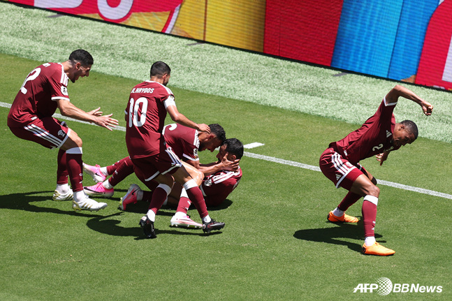 Qatar players celebrating after scoring the equalizer. /AFPBBNews=NEWS1