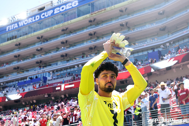 Qatar goalkeeper Mahmoud Abu Nada greeting fans. /AFPBBNews=NEWS1