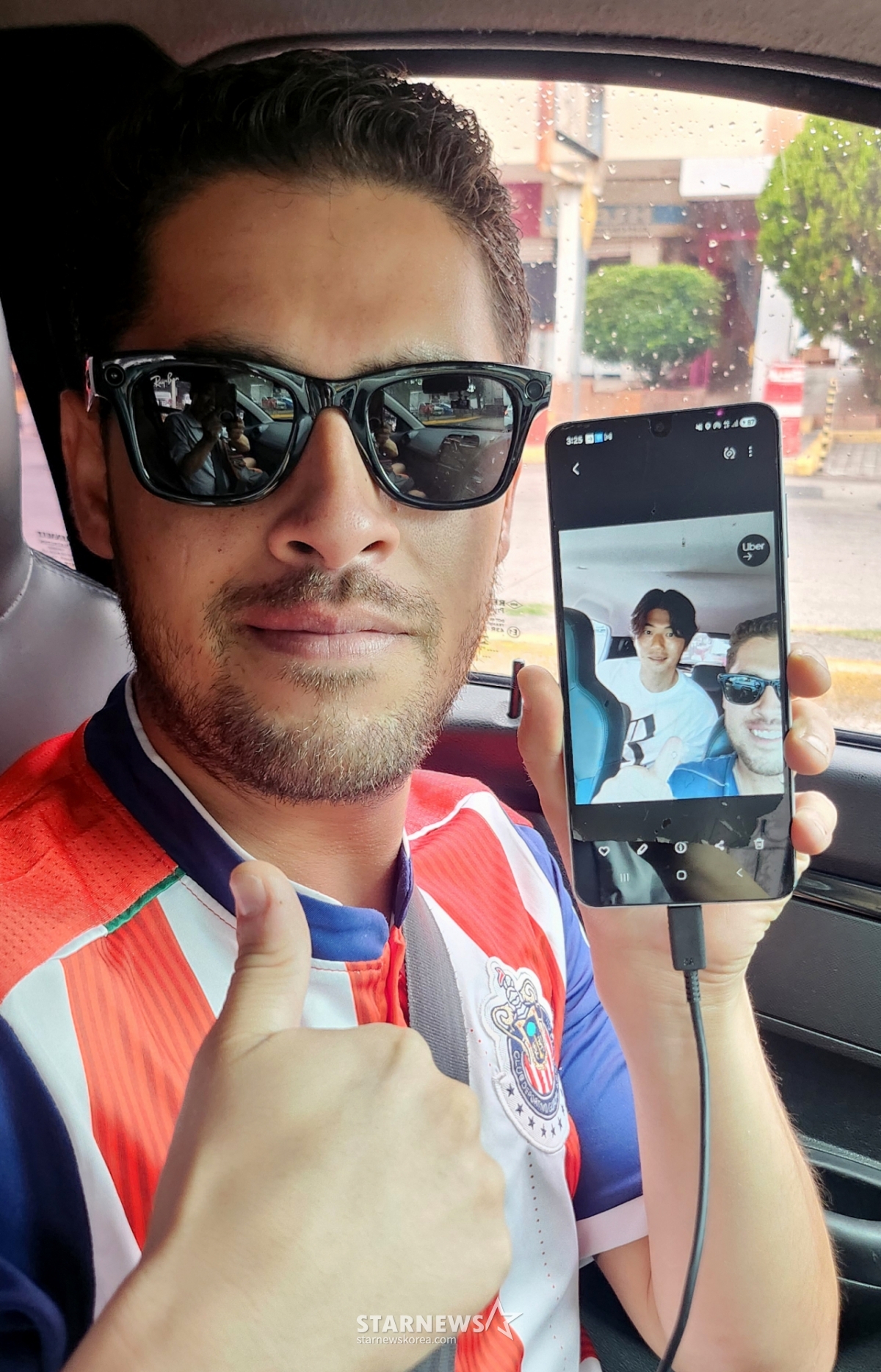 Guadalajara, Mexico, where the 2026 North American World Cup Group A qualifiers are being held, is ablaze with World Cup fever. On the 14th, at the Estadio Akron, Uber driver Oscar proudly showed a photo to a reporter, taken on the day of the South Korea vs. Czech Republic match, featuring Ki Sung-yueng as a passenger. /Photo=Chief correspondent Kim Jin-kyung