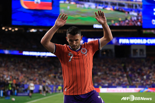 Lễ ăn mừng bàn thắng của John McGinn. /AFPBBNews = Tin tức 1