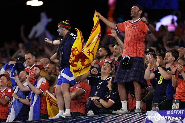 Người hâm mộ Scotland đang cổ vũ. /AFPBBNews = Tin tức 1