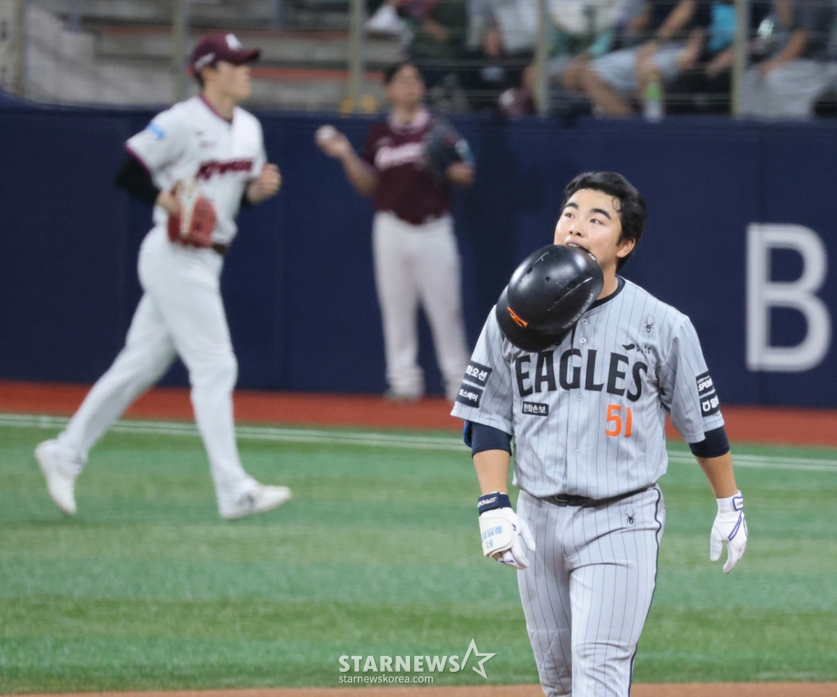 Hanwha Eagles' Moon Hyun-bin is seen looking disappointed after being substituted in the bottom of the 7th inning during the 2026 KBO League match against Kiwoom Heroes at Gocheok Sky Dome on May 14. /Photo=Senior reporter Kang Young-jo