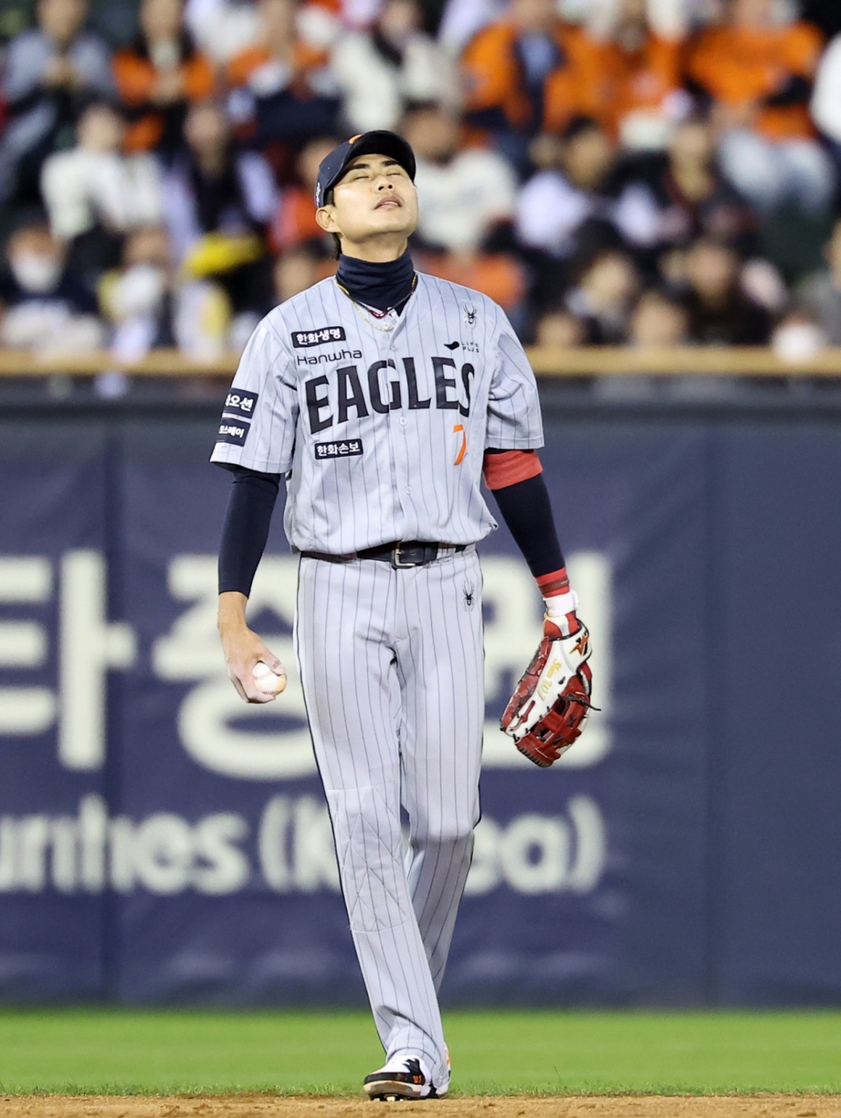 Hanwha Eagles' Sim Woo-jun is seen looking disappointed after committing an error on a fielder's choice grounder by shortstop Cheon Seong-ho with one out and bases loaded in the bottom of the 4th inning during the '2026 Shinhan SOL KBO League' match between Hanwha Eagles and LG Twins at Jamsil Baseball Stadium in Songpa-gu, Seoul, on April 21. /Photo=NEWS1