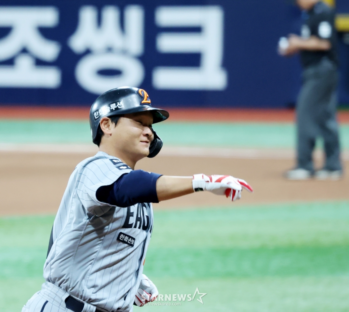 Hanwha's Kim Tae-yeon is seen rounding the bases after hitting a solo home run to left field against An Woo-jin as the leadoff hitter in the top of the 5th inning during the 2026 KBO League match between Kiwoom Heroes and Hanwha Eagles at Gocheok Sky Dome on May 14. /Photo=Senior reporter Kang Young-jo