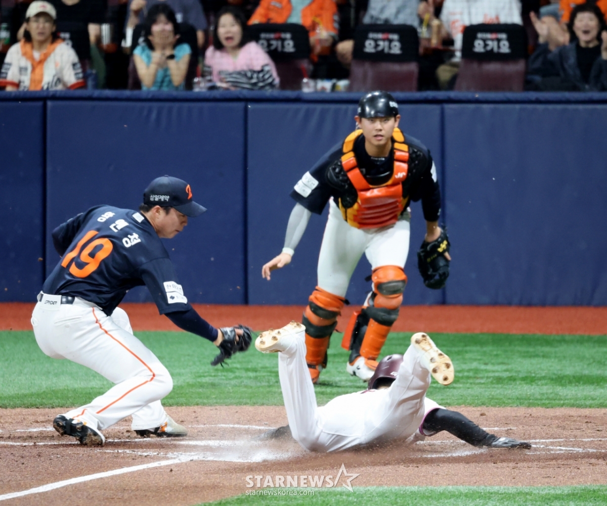 14日，Kiwoom Heroes队的朴秀钟（右）在2026新韩SOL KBO联赛与韩华老鹰队的主场比赛中，在第2回合末暴投时正在冲向本垒。 =照片=高级记者姜英祖。
