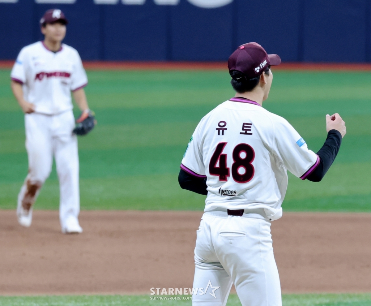 キウムヒーローズの金久保裕斗投手(右)が14日、高尺スカイドームで行われたハンファ·イーグルスと2026新韓(シンハン)SOLKBOリーグのホーム試合で、9回表に力投をしてチームの勝利を導いた後、拳を握りながら喜んでいる。 /写真=姜永祚(カン·ヨンジョ)先任記者