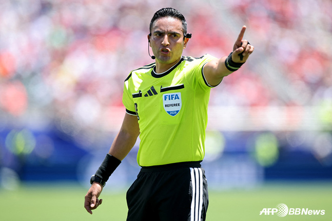 Referee Hector Saeed Martinez, who officiated the Qatar-Switzerland match. /AFPBBNews=NEWS1
