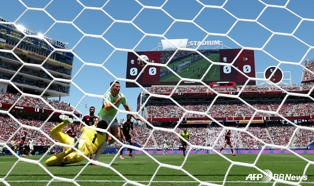 The controversial scene where Switzerland won the penalty kick. /AFPBBNews=NEWS1