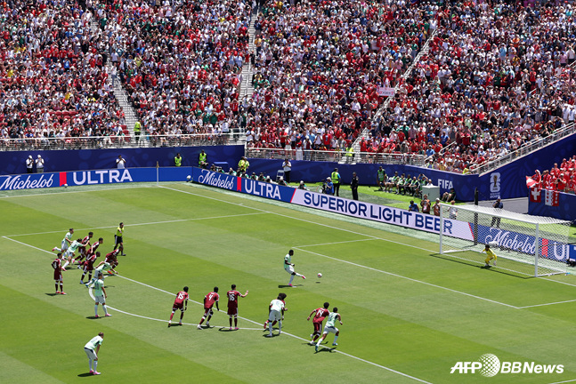 Swiss kicker Breel Embolo preparing for the penalty kick. /AFPBBNews=NEWS1