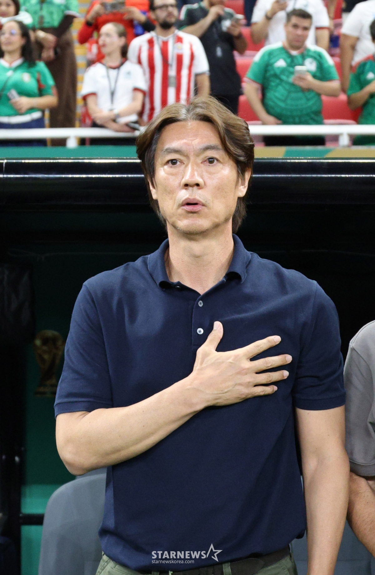Trận đấu giữa Hàn Quốc và Cộng hòa Séc trong vòng loại A của World Cup Bắc Trung Mỹ 2026 đã được tổ chức tại Estadio Acron ở Guadalajara, Mexico vào ngày 12 (giờ Hàn Quốc). Huấn luyện viên Hong Myung Bo thể hiện sự kính trọng khi quốc ca vang lên. /Ảnh = Kim Jin Kyung Kim. Jin Kyung@